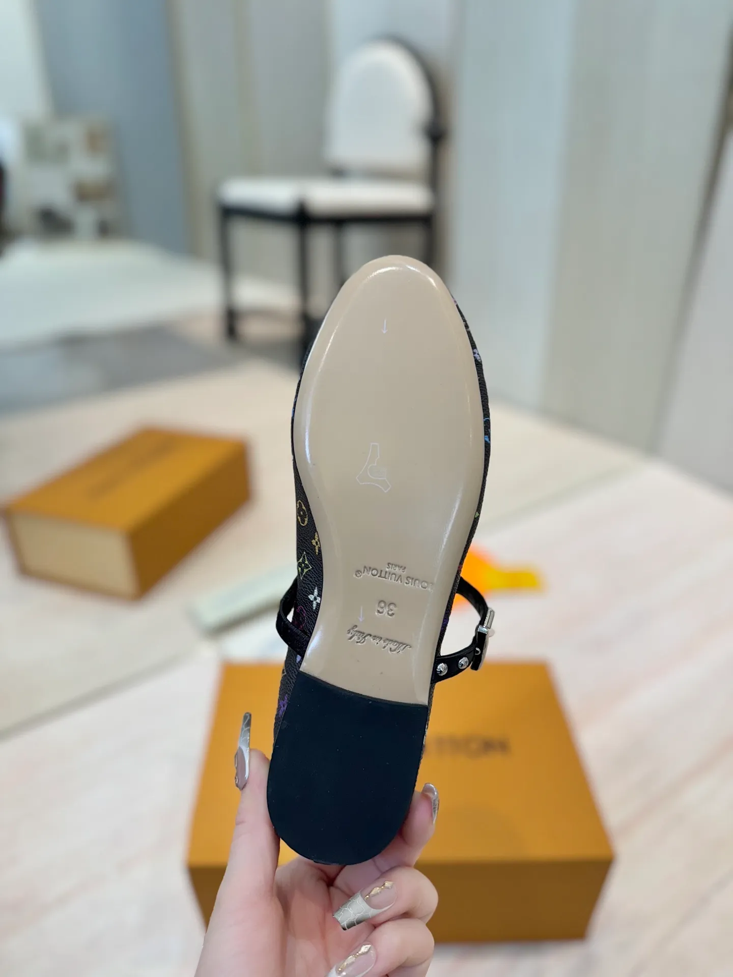 👟👟Ex-factory price 620👟👟 (top version) louis vuitton LV Louis Vuitton 25/Spring and Summer The latest Mary Jane shoes are simple and exquisite, full of high-end, showing elegance~ They look great on the feet and are full of summer shoes💯Awesome ✅Upper: 3D printed cowhide ✅Inner lining: Sheepskin lining, ✅Outsole: Genuine leather outsole imported from Italy ✅Size: 35-41 (40 to 41 customized, non-returnable) ✅Packaging: full set of packaging
